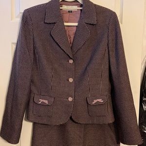 SOLD 

Tahari ASL ladies suit with jacket and skirt. Size 10